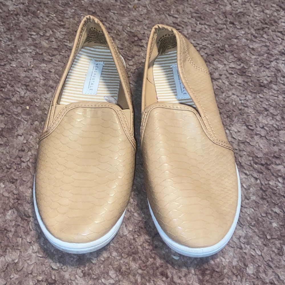 Used Aeropostale Womens Size 7 Slip On Shoes